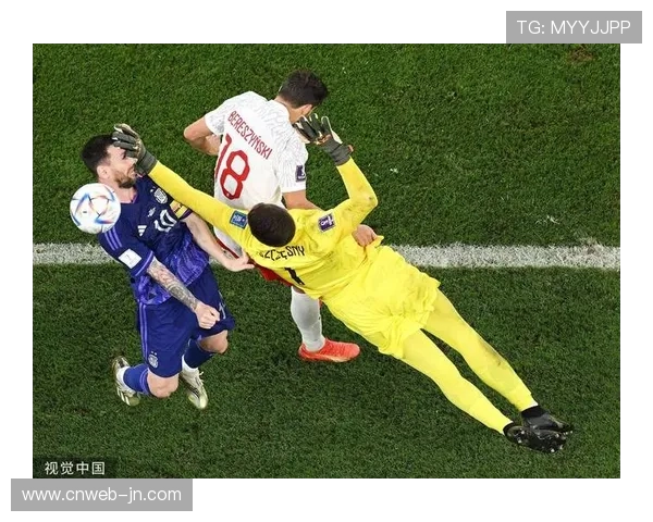 多纳鲁马遭推搡争议,沃尔特玛德头球前推人动作未判犯规